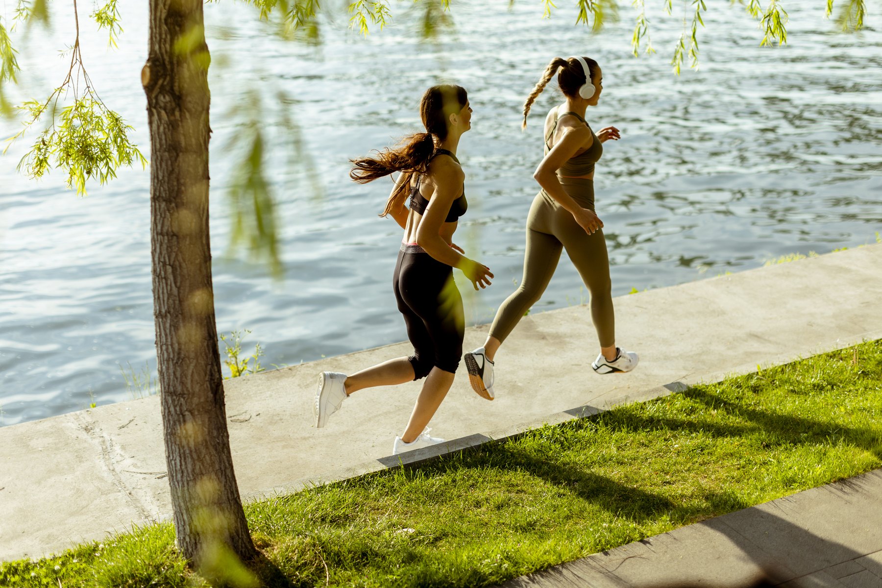 Runners beside Mabprachan Lake